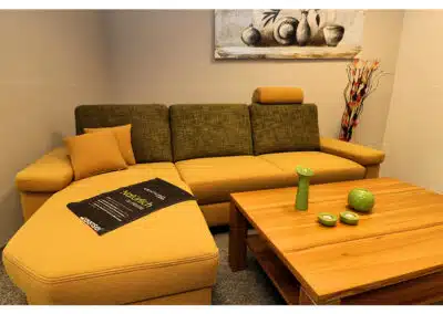 Gelbes Sofa mit Holztisch