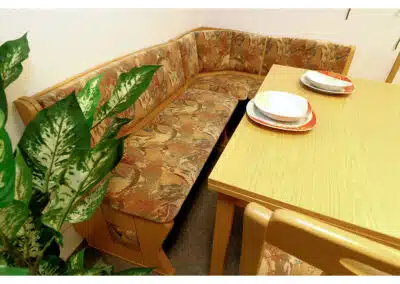 gepolsterte Sitzecke mit Holztisch