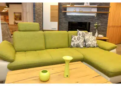 Grüne Couch mit Kissen