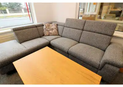 graues Sofa mit Beistelltisch