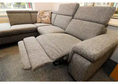 Graues ausfahrbares Sofa