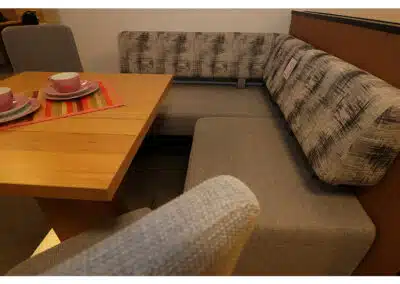 Küchensitzecke mit Stühlen und Tisch Seitenansicht