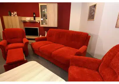 Rotes Sofa und Roter Sessel mit Fußlehne