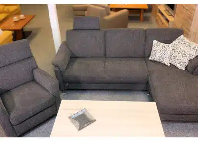 dunkles Sofa und Sessel mit Beistelltisch
