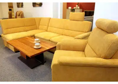 Gelbes Sofa und Sessel vor Holztisch