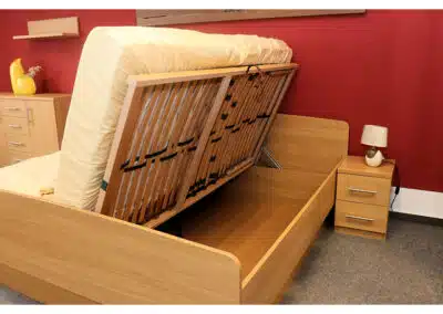 Hochklappbares Bett mit Seitenfach