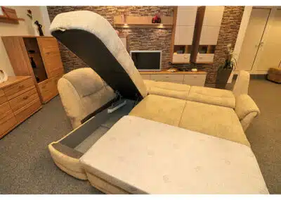 Ausklappbares Sofa mit Kissenfach